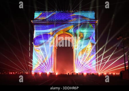 Paris, Frankreich. Dezember 2025 31. © PHOTOPQR/LE PARISIEN/Le Parisien/Arnaud Journois ; PARIS ; 31/12/2025 ; Paris Champs Elysées nuit du 31 décembre 2025 au 1er janvier 2026. Festivités du Nouvel an sur les Champs Elysées Foto Le Parisien/Arnaud Journois - Silvester in Paris auf den Champs-Elysées Credit: MAXPPP/Alamy Live News Stockfoto