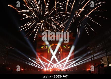 Paris, Frankreich. Dezember 2025 31. © PHOTOPQR/LE PARISIEN/Le Parisien/Arnaud Journois ; PARIS ; 31/12/2025 ; Paris Champs Elysées nuit du 31 décembre 2025 au 1er janvier 2026. Festivités du Nouvel an sur les Champs Elysées Foto Le Parisien/Arnaud Journois - Silvester in Paris auf den Champs-Elysées Credit: MAXPPP/Alamy Live News Stockfoto