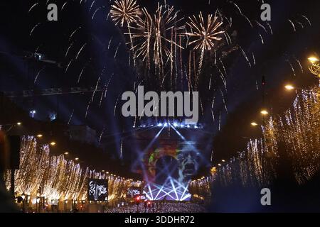 Paris, Frankreich. Dezember 2025 31. © PHOTOPQR/LE PARISIEN/Olivier Arandel ; Paris ; 31/12/2025 ; Paris, France Mercredi 31 janvier 2025 Nouvel an 2026 sur les Champs Elysées à Paris. LP/Olivier Arandel - Silvester in Paris auf den Champs-Elysées *** Lokaler Titel *** LP/ Olivier Arandel Credit: MAXPPP/Alamy Live News Stockfoto