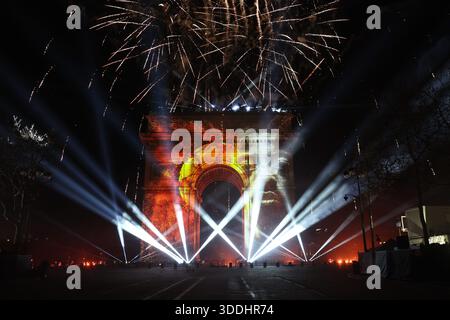 Paris, Frankreich. Dezember 2025 31. © PHOTOPQR/LE PARISIEN/Le Parisien/Arnaud Journois ; PARIS ; 31/12/2025 ; Paris Champs Elysées nuit du 31 décembre 2025 au 1er janvier 2026. Festivités du Nouvel an sur les Champs Elysées Foto Le Parisien/Arnaud Journois - Silvester in Paris auf den Champs-Elysées Credit: MAXPPP/Alamy Live News Stockfoto