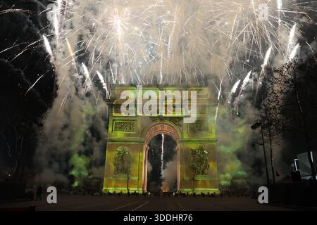 Paris, Frankreich. Dezember 2025 31. © PHOTOPQR/LE PARISIEN/Le Parisien/Arnaud Journois ; PARIS ; 31/12/2025 ; Paris Champs Elysées nuit du 31 décembre 2025 au 1er janvier 2026. Festivités du Nouvel an sur les Champs Elysées Foto Le Parisien/Arnaud Journois - Silvester in Paris auf den Champs-Elysées Credit: MAXPPP/Alamy Live News Stockfoto