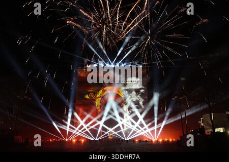 Paris, Frankreich. Dezember 2025 31. © PHOTOPQR/LE PARISIEN/Le Parisien/Arnaud Journois ; PARIS ; 31/12/2025 ; Paris Champs Elysées nuit du 31 décembre 2025 au 1er janvier 2026. Festivités du Nouvel an sur les Champs Elysées Foto Le Parisien/Arnaud Journois - Silvester in Paris auf den Champs-Elysées Credit: MAXPPP/Alamy Live News Stockfoto