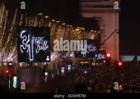 Paris, Frankreich. Dezember 2025 31. © PHOTOPQR/LE PARISIEN/Olivier Arandel ; Paris ; 31/12/2025 ; Paris, France Mercredi 31 janvier 2025 Nouvel an 2026 sur les Champs Elysées à Paris. LP/Olivier Arandel - Silvester in Paris auf den Champs-Elysées *** Lokaler Titel *** LP/ Olivier Arandel Credit: MAXPPP/Alamy Live News Stockfoto