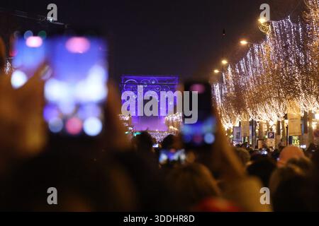 Paris, Frankreich. Dezember 2025 31. © PHOTOPQR/LE PARISIEN/Olivier Arandel ; Paris ; 31/12/2025 ; Paris, France Mercredi 31 janvier 2025 Nouvel an 2026 sur les Champs Elysées à Paris. LP/Olivier Arandel - Silvester in Paris auf den Champs-Elysées *** Lokaler Titel *** LP/ Olivier Arandel Credit: MAXPPP/Alamy Live News Stockfoto