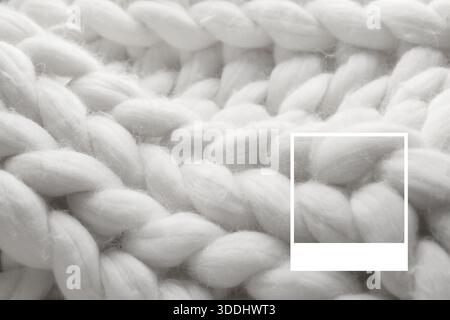 Gestrickter Wollstoff als Hintergrund, Nahaufnahme. Rahmen zur Hervorhebung der trendigen Farbe des Jahres Stockfoto
