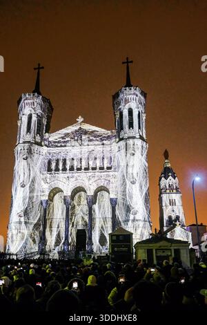 Ton- und Lichtshow in der Region der Lichter in der Basilika Notre Dame de Fourvière, eine Show der Region Auvergne-Rhône-Alpes. Stockfoto