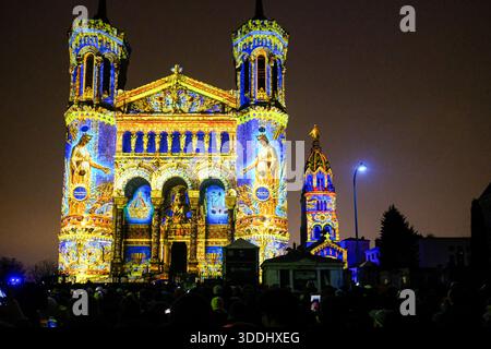 Ton- und Lichtshow in der Region der Lichter in der Basilika Notre Dame de Fourvière, eine Show der Region Auvergne-Rhône-Alpes. Stockfoto