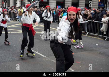 London Neujahrsparade 2026. Als Piraten gekleidete Darsteller nehmen an der London New Year Day Parade 2026 teil, die im Zentrum von London stattfindet, beginnend am Piccadilly bis zum West End in Westminster. Januar 2026, London, England, Vereinigtes Königreich Credit: Jeff Gilbert/Alamy Live News Stockfoto