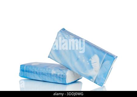Verpackung von Nasengewebe aus Papier, isoliert auf weißem Hintergrund, Nahaufnahme. Stockfoto
