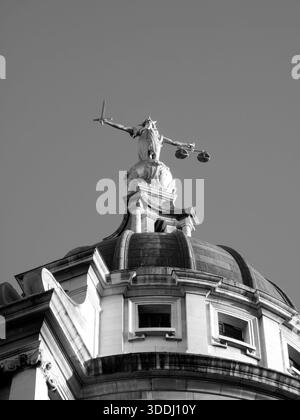 Lady of Justice vom Central Criminal Court, bekannt als Old Bailey in der Stadt London England Großbritannien, monochrome schwarz-weiße Skalen von j Stockfoto