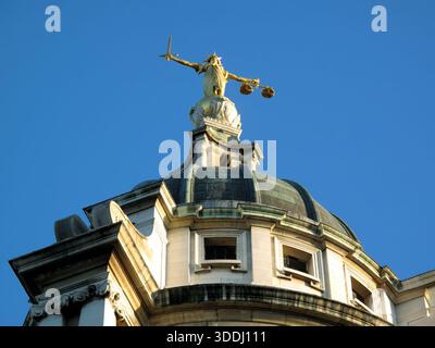 Lady of Justice vom Central Criminal Court, liebevoll bekannt als Old Bailey in der Stadt London England, Großbritannien, Scales of Justice Stockfoto Stockfoto