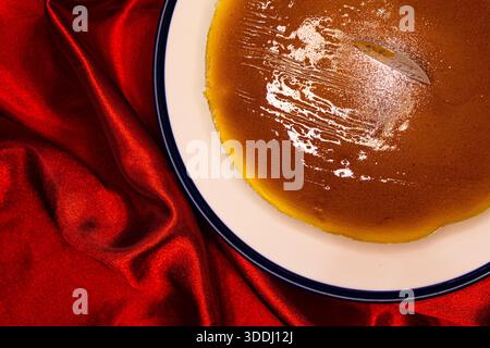 Klassischer ganzer Käsekuchen auf dem Teller Stockfoto