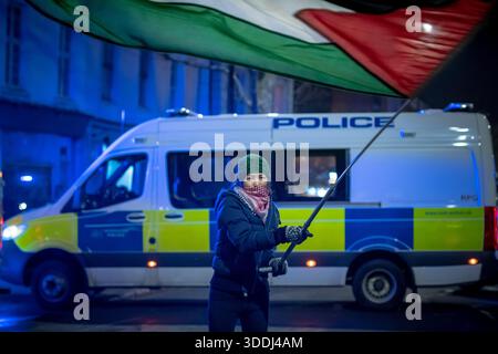 London, Großbritannien. 31. Dezember 2025. Pro-palästinensische Demonstranten und andere Aktivistengruppen demonstrieren an Silvester in der Nähe des HMP Pentonville Gefängnisses in Solidarität mit inhaftierten Hungerstreikern der Palestine Action, die in Großbritannien als terroristische Organisation verboten wurde. Kamran Ahmed, 28 Jahre alt, wurde im November 2024 verhaftet und wird wegen seiner angeblichen Beteiligung an dem Angriff auf Elbit Systems in Bristol in HMP Pentonville festgehalten. Ahmed ist seit über 50 Tagen im Hungerstreik. Guy Corbishley/Alamy Live News Stockfoto