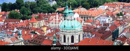 Blick auf die Kuppel der Nikolaikirche und die Stadt Prag von den Mauern der Prager Burg, Tschechische Republik Stockfoto