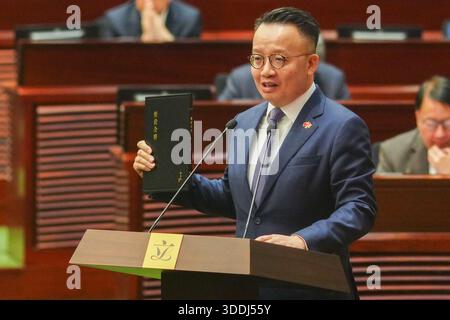 Hongkong, Hongkong. Januar 2026. Nick Chan Hiu-fung (Front), designiertes Mitglied des 8. Legislativrates, legte am 1. Januar 2026 in Hongkong einen Eid ab. (Foto von Zulu Lo/TMHK über Nexpher Images/SIPA USA) Credit: SIPA USA/Alamy Live News Stockfoto