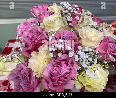 Nahaufnahme eines Blumenstraußes mit rosafarbenen und cremefarbenen Rosen, gemischt mit dem Atem des Babys am Valentinstag Stockfoto