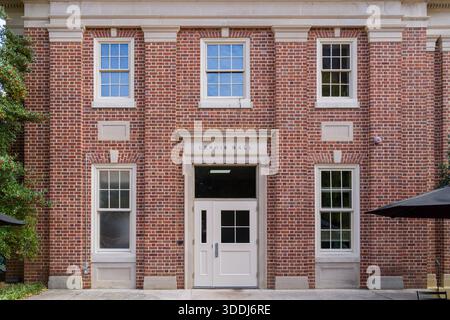 Chapel Hill, NC, USA, 25. Oktober 2025: Lenoir Hall auf dem Campus der University of North Carolina. Stockfoto