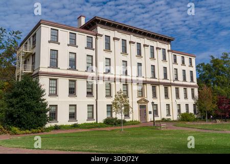 Chapel Hill, NC, USA, 25. Oktober 2025: Manning Hall auf dem Campus der University of North Carolina. Stockfoto