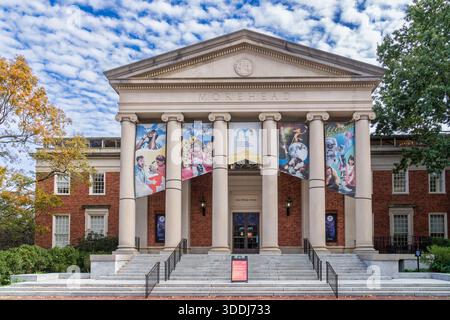 Chapel Hill, NC, USA, 25. Oktober 2025: Morehead Hall auf dem Campus der University of North Carolina. Stockfoto