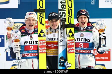 Garmisch Partenkirchen, Deutschland. Januar 2026. Skisport/Skispringen: Vier-Hügel-Turnier, Weltmeisterschaft, großer Hügel, Männer, 2. Runde. Sieger Domen Prevc (M, Slowenien) feiert mit dem zweiten Platz Jan Hoerl (l, Österreich) und dem dritten Platz Stephan Embacher (Österreich) auf dem Podium. Vermerk: Daniel Karmann/dpa/Alamy Live News Stockfoto