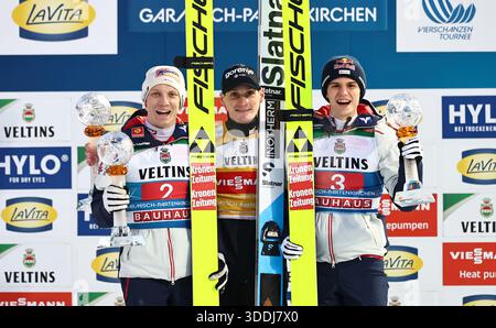 Garmisch Partenkirchen, Deutschland. Januar 2026. Skisport/Skispringen: Vier-Hügel-Turnier, Weltmeisterschaft, großer Hügel, Männer, 2. Runde. Sieger Domen Prevc (M, Slowenien) feiert mit dem zweiten Platz Jan Hoerl (l, Österreich) und dem dritten Platz Stephan Embacher (Österreich) auf dem Podium. Vermerk: Daniel Karmann/dpa/Alamy Live News Stockfoto