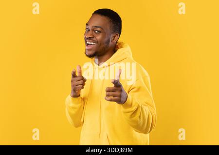Black Man Zeigt Mit Beiden Händen Die Finger Auf Die Kamera, Studio Stockfoto