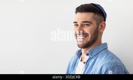 Nahaufnahme Porträt eines lächelnden jüdischen Mannes in Kippa Stockfoto