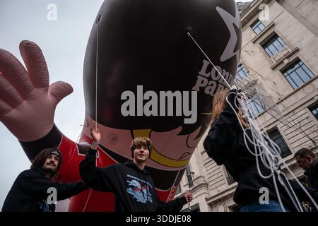 Ein großer Ballon bei der London New Years Parade 2026 am 1. Januar 2026 in London, Großbritannien. Heute ist der erste Tag des Jahres 2026 und in London findet die jährliche London Parade statt, um das neue Jahr zu feiern. (Foto von Vernon Yuen/Nexpher Images) Stockfoto