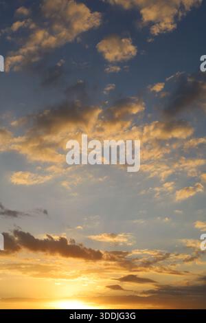Dramatischer Sonnenuntergangshimmel mit bunten Wolken in der Abenddämmerung. Naturhintergrund und Textur - Himmelsersatz Stockfoto