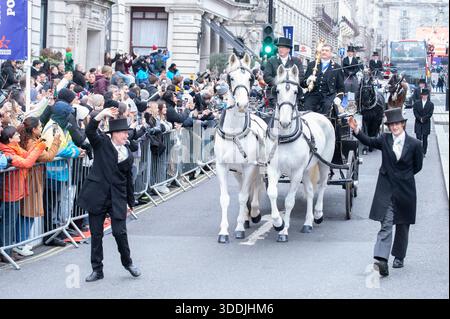 UK. Januar 2026. Darsteller während der Neujahrsparade im Zentrum von London, Großbritannien am 1. Januar 2026. : Claire Doherty/SIPA USA Credit: SIPA USA/Alamy Live News Stockfoto