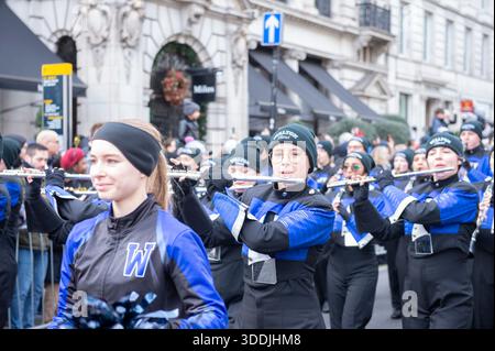 UK. Januar 2026. Darsteller während der Neujahrsparade im Zentrum von London, Großbritannien am 1. Januar 2026. : Claire Doherty/SIPA USA Credit: SIPA USA/Alamy Live News Stockfoto
