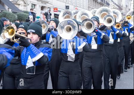 UK. Januar 2026. Darsteller während der Neujahrsparade im Zentrum von London, Großbritannien am 1. Januar 2026. : Claire Doherty/SIPA USA Credit: SIPA USA/Alamy Live News Stockfoto