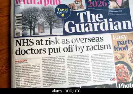 'NHS in Gefahr, da Ärzte in Übersee durch Rassismus abgeschoben werden' Guardian Zeitung Schlagzeile Titelseite Gesundheit Personal artikel 27 Dezember 2025 London England Großbritannien Stockfoto