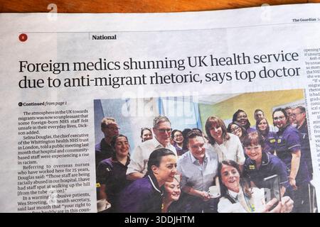 „Ausländische Mediziner meiden das britische Gesundheitswesen wegen der Rhetorik gegen Migranten, sagt Top Doctor' Guardian Zeitung, Schlagzeilen Gesundheit artikel 27 Dezember 2025 Stockfoto