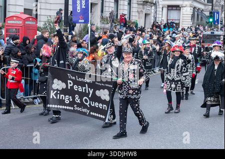 UK. Januar 2026. Darsteller während der Neujahrsparade im Zentrum von London, Großbritannien am 1. Januar 2026. : Claire Doherty/SIPA USA Credit: SIPA USA/Alamy Live News Stockfoto