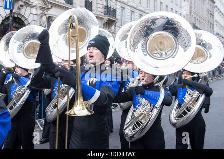 UK. Januar 2026. Darsteller während der Neujahrsparade im Zentrum von London, Großbritannien am 1. Januar 2026. : Claire Doherty/SIPA USA Credit: SIPA USA/Alamy Live News Stockfoto