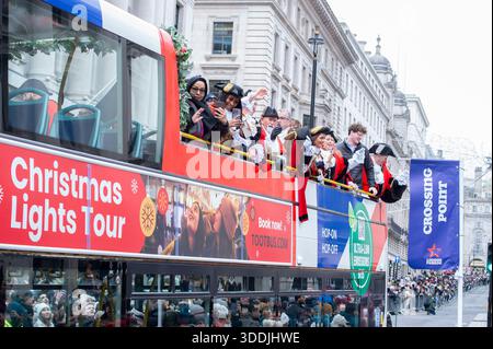 UK. Januar 2026. Darsteller während der Neujahrsparade im Zentrum von London, Großbritannien am 1. Januar 2026. : Claire Doherty/SIPA USA Credit: SIPA USA/Alamy Live News Stockfoto
