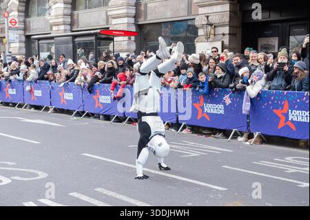UK. Januar 2026. Darsteller während der Neujahrsparade im Zentrum von London, Großbritannien am 1. Januar 2026. : Claire Doherty/SIPA USA Credit: SIPA USA/Alamy Live News Stockfoto