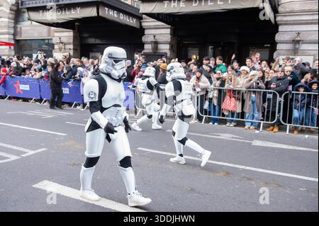 UK. Januar 2026. Darsteller während der Neujahrsparade im Zentrum von London, Großbritannien am 1. Januar 2026. : Claire Doherty/SIPA USA Credit: SIPA USA/Alamy Live News Stockfoto
