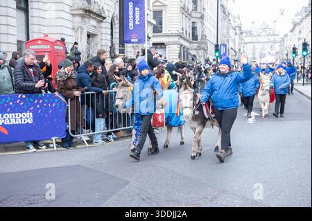 UK. Januar 2026. Darsteller während der Neujahrsparade im Zentrum von London, Großbritannien am 1. Januar 2026. : Claire Doherty/SIPA USA Credit: SIPA USA/Alamy Live News Stockfoto