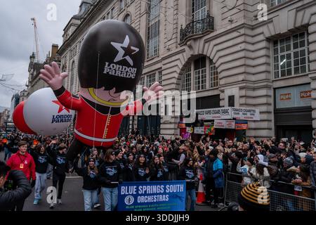 London, Großbritannien. Januar 2026. Ein großer Ballon bei der London New Years Parade 2026 am 1. Januar 2026 in London, Großbritannien. Heute ist der erste Tag des Jahres 2026 und in London findet die jährliche London Parade statt, um das neue Jahr zu feiern. (Foto: Vernon Yuen/Nexpher Images/SIPA USA) Credit: SIPA USA/Alamy Live News Stockfoto