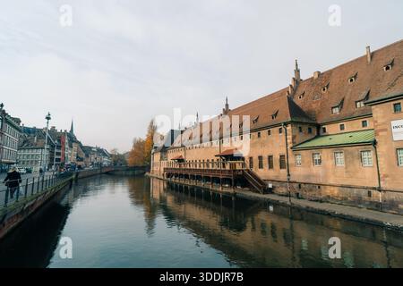 Canal und Saint-Nicolas Dock in Straßburg, Frankreich - 1 okt 2025 Frankreich, Elsass, Straßburg Oktober 13,2023 St.-Nikolaus-Kanal und die alte Zollho Stockfoto