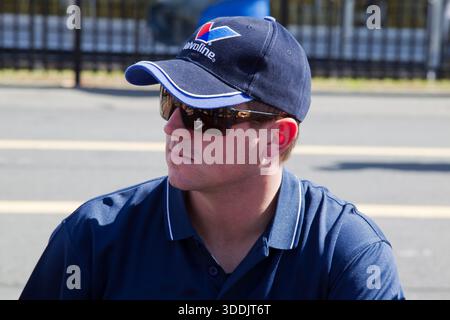 Oktober 2010, Concord, NC, USA: Concord, NC USA - 15. Oktober 2010: Michael Annett während eines Autogramms vor dem Dollar General 300 Rennen auf dem Charlotte Motor Speedway in Concord, NC. (Kreditbild: © Walter G. Arce Sr./ASP via ZUMA Press Wire) NUR REDAKTIONELLE VERWENDUNG! Nicht für kommerzielle ZWECKE! Stockfoto