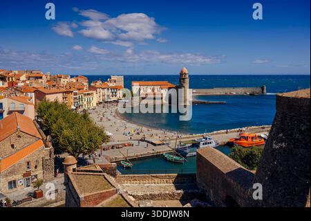 Blick auf den Hafen und Strand von Collioure vom Chateau Royal de Collioure, Cote Vermeille, Katalonien, Frankreich Stockfoto