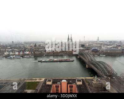KÖLN, DEUTSCHLAND - 01. Januar 2026: Panoramablick auf die Kölner Skyline mit Kölner Dom, Hohenzollernbrücke und Rhein; Boote und Lastkahn auf der R Stockfoto