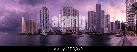 Panoramablick auf das Downtwon Brickell Key vom Miami Riverwalk bei Sonnenuntergang, Florida Stockfoto