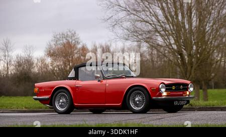 Milton Keynes, Bucks, UK - 1. Januar 2026: Klassischer britischer Sportwagen des Typs Triumph TR6 aus dem Jahr 1975 auf britischer Straße Stockfoto