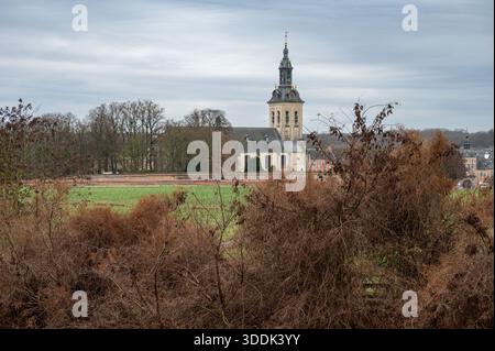 Blick auf den Abdij van Park und seinen charakteristischen Turm, inmitten einer hügeligen und grünen Landschaft in Kessel-Lo, Leuven, Vlaams-Brabant, Belgien. Das KIS Stockfoto