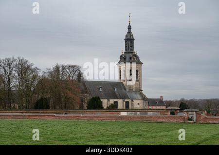 Blick auf den Abdij van Park und seinen charakteristischen Turm, inmitten einer hügeligen und grünen Landschaft in Kessel-Lo, Leuven, Vlaams-Brabant, Belgien. Das KIS Stockfoto