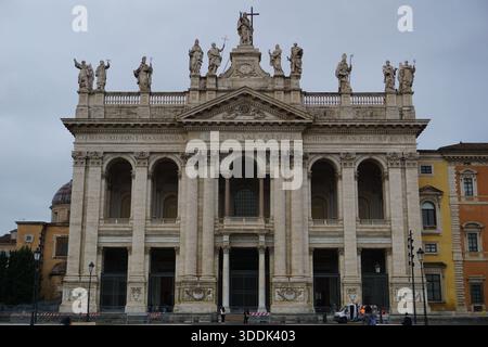 Die Lateranbasilika oder auch Archbasilika St. John Lateran genannt, ist eine historische katholische Kirche der Diözese Rom. Stockfoto